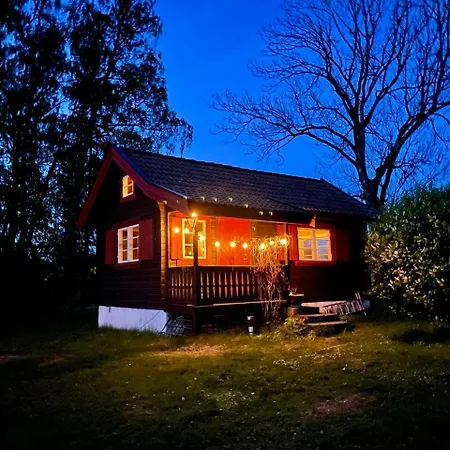 Koselig Hytte Pa Eget Tun Med Varmtvanns Utedusj As Exterior photo