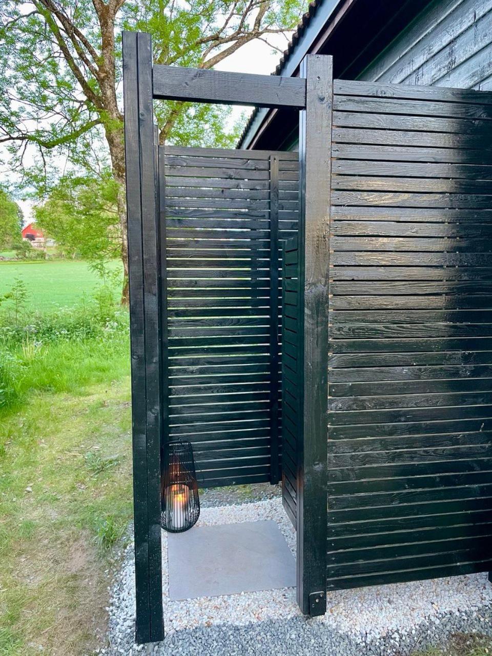 Koselig Pa Eget Tun Med Varmtvanns Utedusj Holiday home As