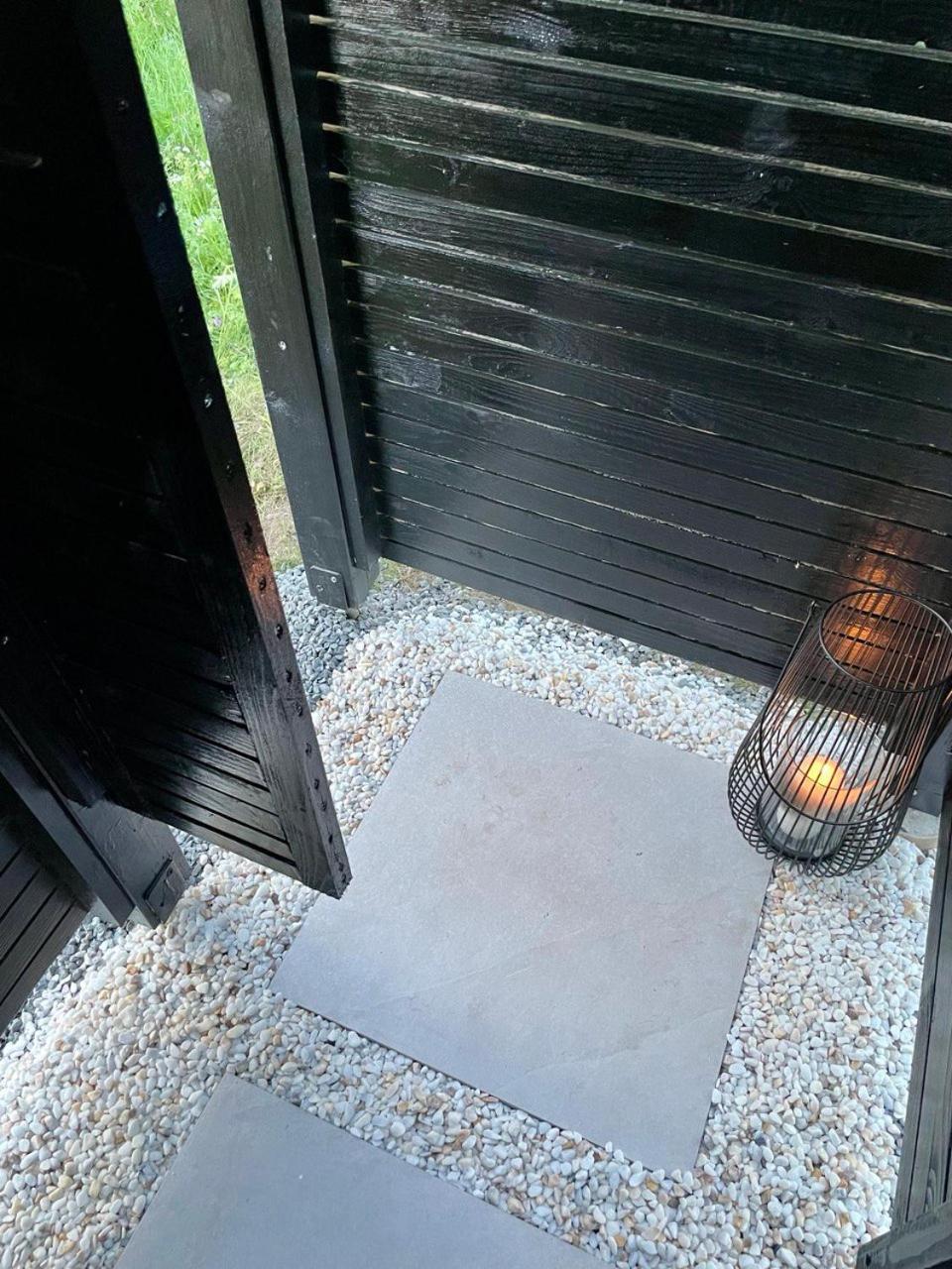 Koselig Pa Eget Tun Med Varmtvanns Utedusj As